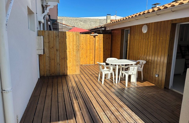 Studio, very well located 100 m from the beach, Air-conditioned one parking space
