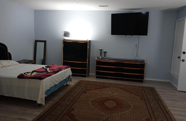 Studio w/ private bathroom in Carrollton