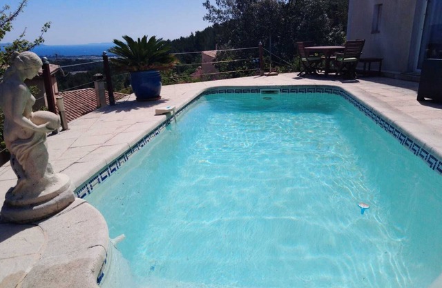 Studio with pool 5 minutes from Hyères beaches. Extraordinary view!