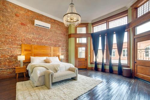 Studio with Private Balcony in Downtown Marshall!
