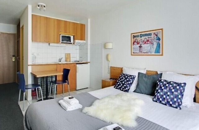 Studio with single beds for 2 pers in Eastern district; Les Lilas