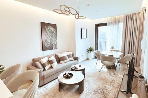Stunning 1BR with Panoramic City Skyline View