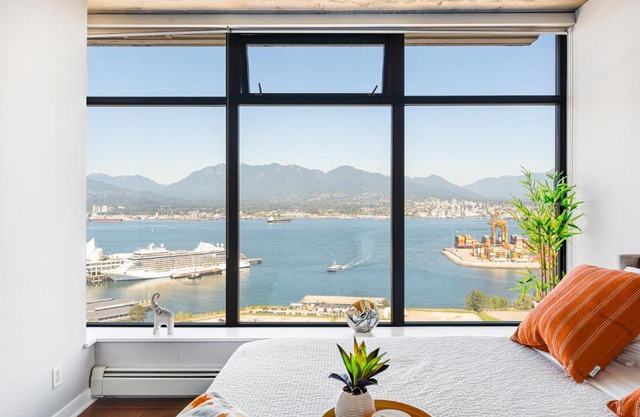 Stunning 2 Bdr Apartment with Million-Dollar Ocean and Mountain Views