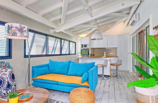 Stunning 2-bedroom apartment in Anse Marcel, 400m from beaches, includes water activities