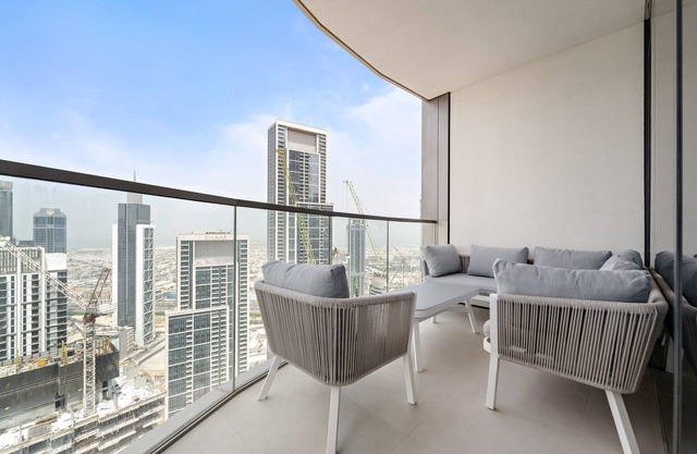 Stunning 2BR Apt with 2 Balconies in Downtown