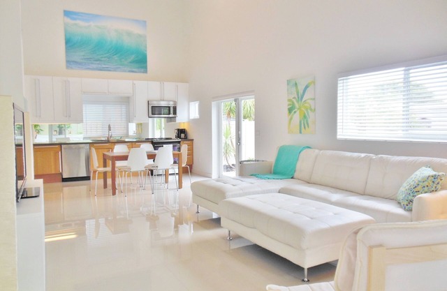 Stunning 3/3, Heated Pool, Tropical Setting. 5 Star Rated Best on the Island!