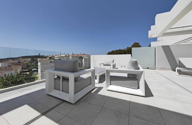 Stunning 3 Bed Penthouse - Sea Views