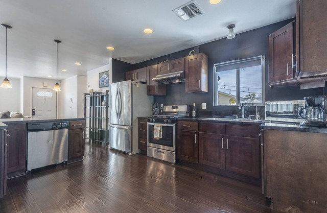 Stunning 3-bedroom cottage – Mountain view and close to Old Town Pasadena.