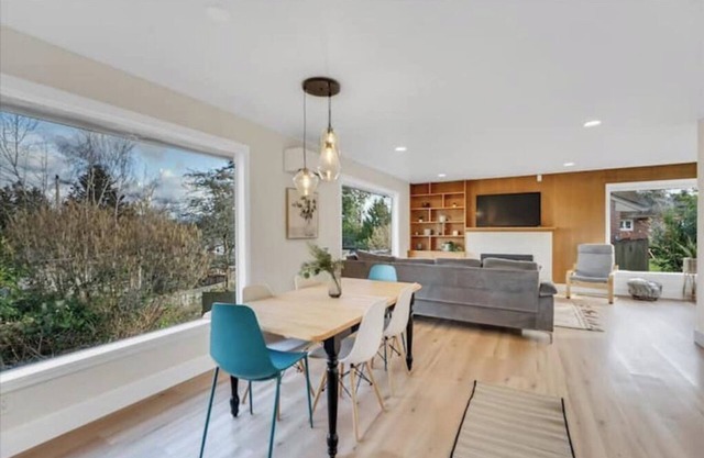 Stunning 3 BR Seattle Lake View House with AC & Heat