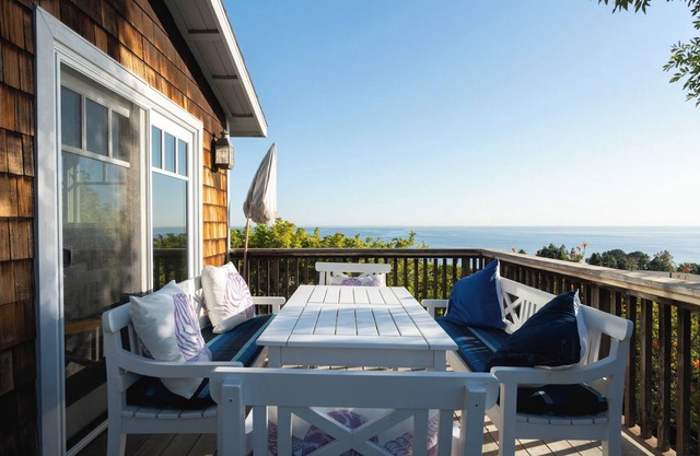 Stunning 3bedroom designer home, steps away from Montage Resort & Victoria beach