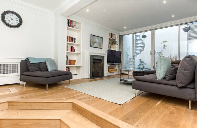 Stunning 3BR Home With Terrace in Knightsbridge