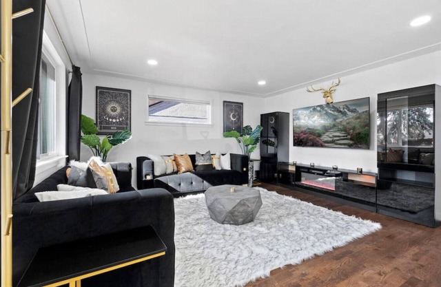 Stunning 5-Bedroom Home in DEN