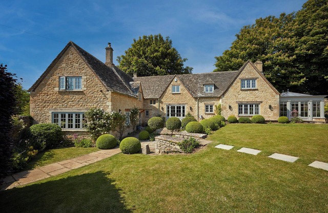 Stunning 5 bedroomed Cotswold family house near Burford, Oct half term!
