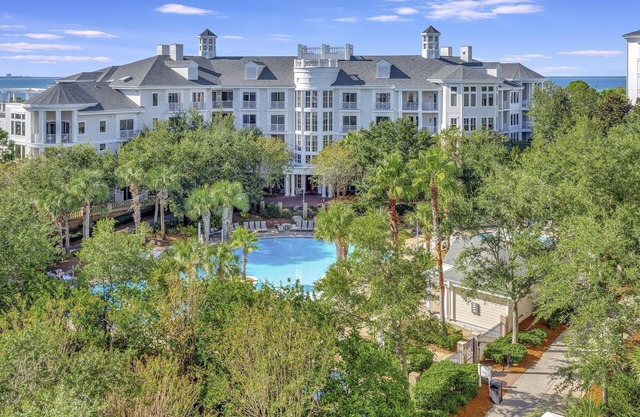 Stunning Bay Views on the 6th Floor: Two bedroom with Fully Equipped Kitchen, Sleeper Sofa at Sandestin Golf and Beach Resort!
