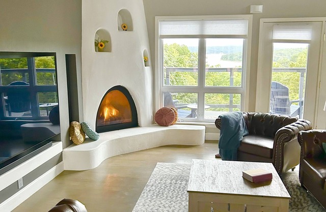 Stunning Beaver Lake View, Hot Tub, Fireplaces, Near Dwtn & Perfect to Entertain