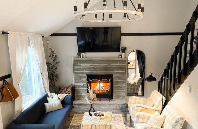 Stunning Blue Pine Cottage- King Bed!