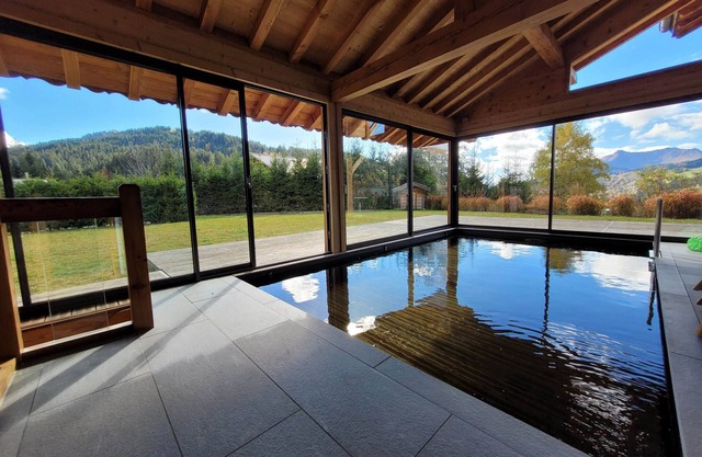 Stunning chalet with pool and hammam 50m from slopes