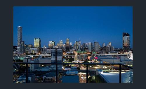 Stunning City & River Views Rooftop Pool Gym