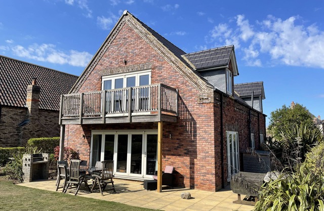 Stunning Coastal Cottage - Sleeping 8 in 4 Bedrooms - Pool and Beach Access Included.