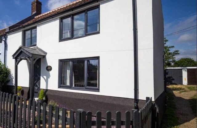 Stunning cottage with a private hot tub and sauna in Norfolk ref 99003AC