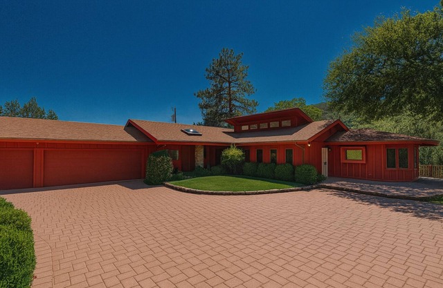 Stunning Creekside Views 3 Bed, 2 Bath, Private Retreat