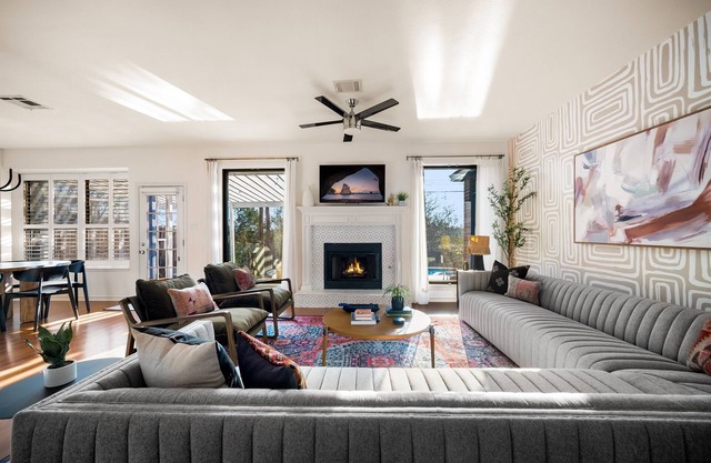 ~Stunning Designer Home~ Jacuzzi & Fire Pit