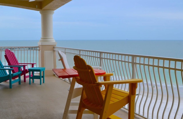 Stunning Direct Beachfront Corner Condo, Dog Friendly, Pool & 2 Hot Tubs