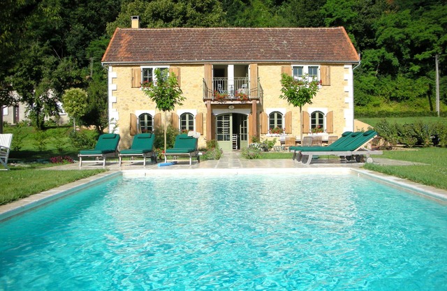 Stunning Dordogne riverside villa with heated salt pool, 10min walk to Tremolat