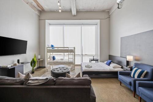 Stunning Downtown Apartment with Pool, Laundry, Parking