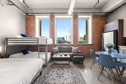 Stunning Downtown Apartment with Pool, Laundry, Parking