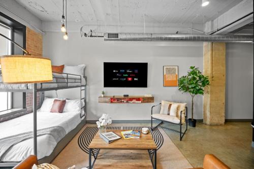 Stunning Downtown Apartment with Pool, Laundry, Parking