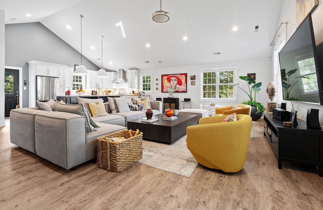 Stunning Executive Home - Walk to North Hills - Hardscaping/Firepit - LOCATION!