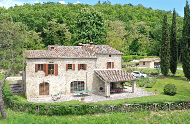 Stunning farmhouse with heated Pool and extensive views over Umbria and Tuscany