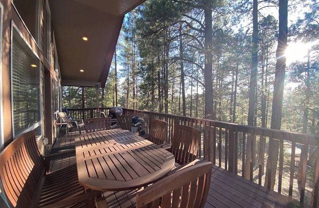 Stunning Forest Views, Quiet street 4 bed/4 bath,