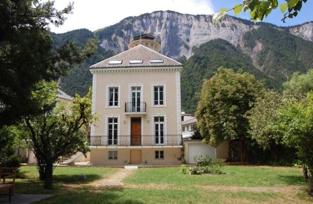 STUNNING FRENCH HOUSE, SPACIOUS AND WELL EQUIPPED - SLEEPS 10