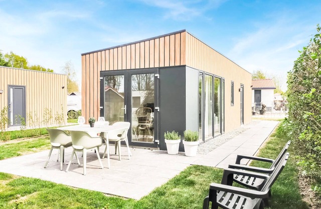 Stunning home in Heinkenszand with WiFi