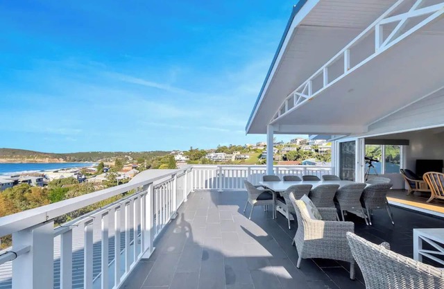 Stunning house, breathtaking beach & ocean views, 3 min walk beach, cafes, parks