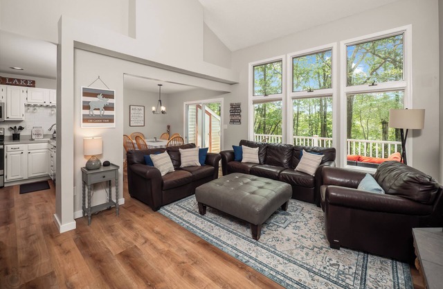 Stunning Lake Harmony Townhouse w/Winter Lake Views - Ski & Lake Adventures