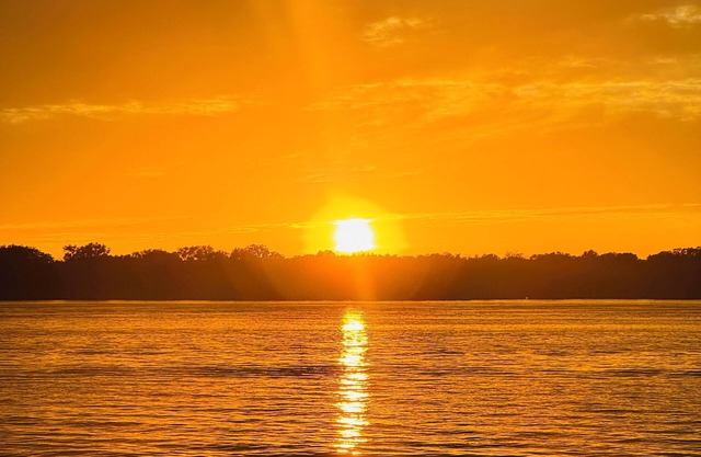 Stunning Lake House with Sunset views!