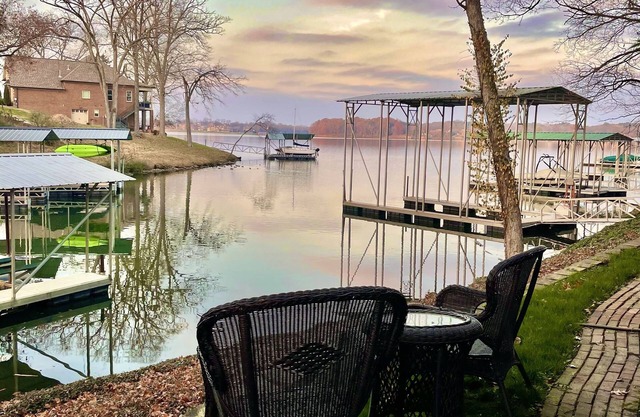 Stunning lakefront retreat minutes from Nashville