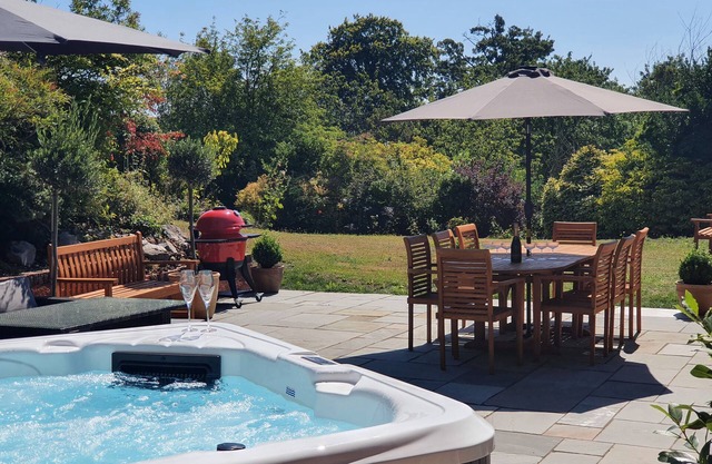 Stunning Large 5 Bed House, Hot Tub, Views!