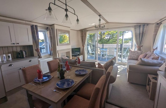 STUNNING LUXURY Caravan on edge of New Forest on SHOREFIELD Country Park ENTERTAINMENT AND LEISURE PASSES INCLUDED