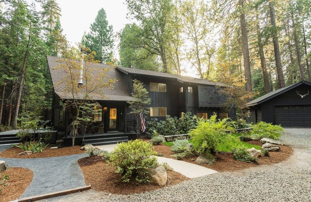 Stunning Luxury Mountain Cabin - Mount Shasta CA