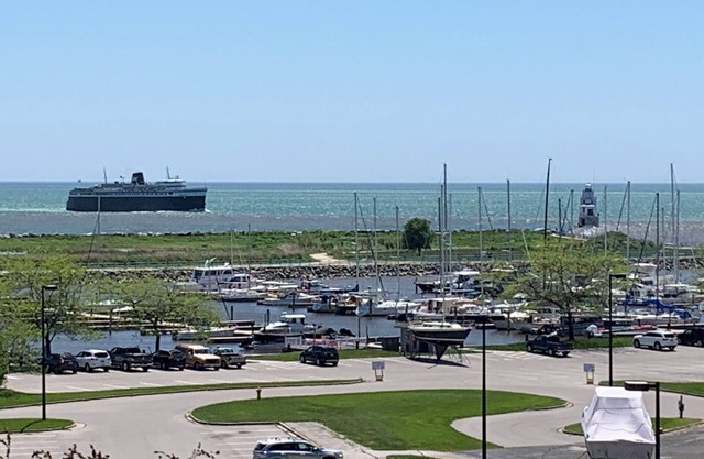 Stunning marina & Lake Michigan views, walking distance to downtown!