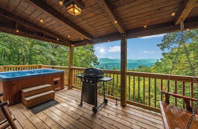 Stunning Mnt View Cabin: Hot Tub & Hiking Trails