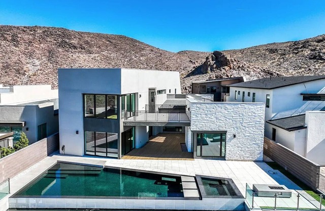 Stunning Modern View Home with Pool and Spa -10 min from the strip and downtown.