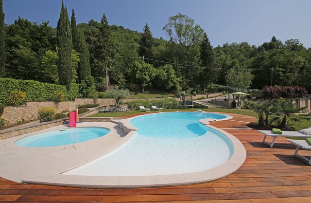 Stunning Modern Villa Shared Infinity Pool, Big garden, Fantastic lake view,AC,