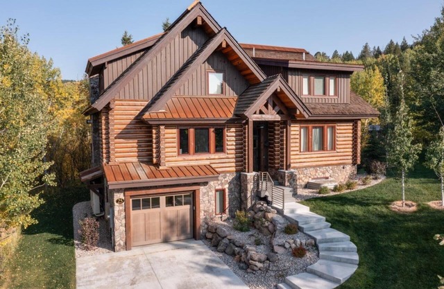 Stunning mountain modern cabin with unique features close to National Forest