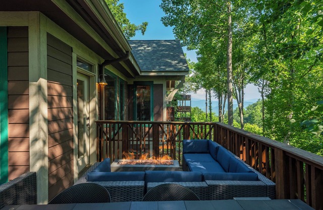 ~Stunning Mtn Views & Gas Fire Table ~Fireplace, Grill, WiFi, Mountain Air~