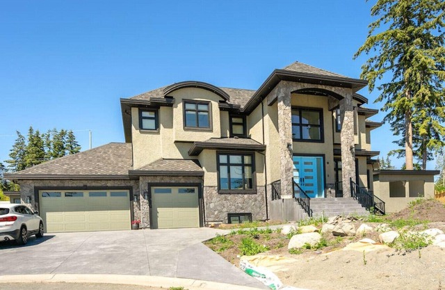 Stunning Newly Furnished 2 Bdrm Suite in Surrey